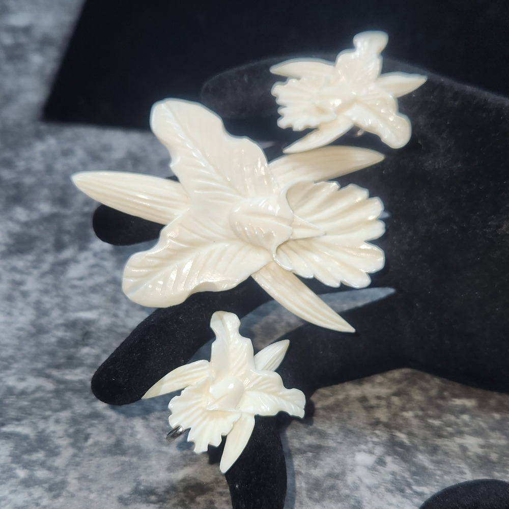 Vintage Carved Cream Orchid Brooch and Screw Back Earrings Set Floral Jewelry